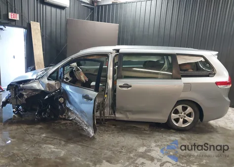 2013 Toyota Sienna L V6 7 Passenger z USA, uszkodzony, nr VIN 5TDZK3DCXDS285073